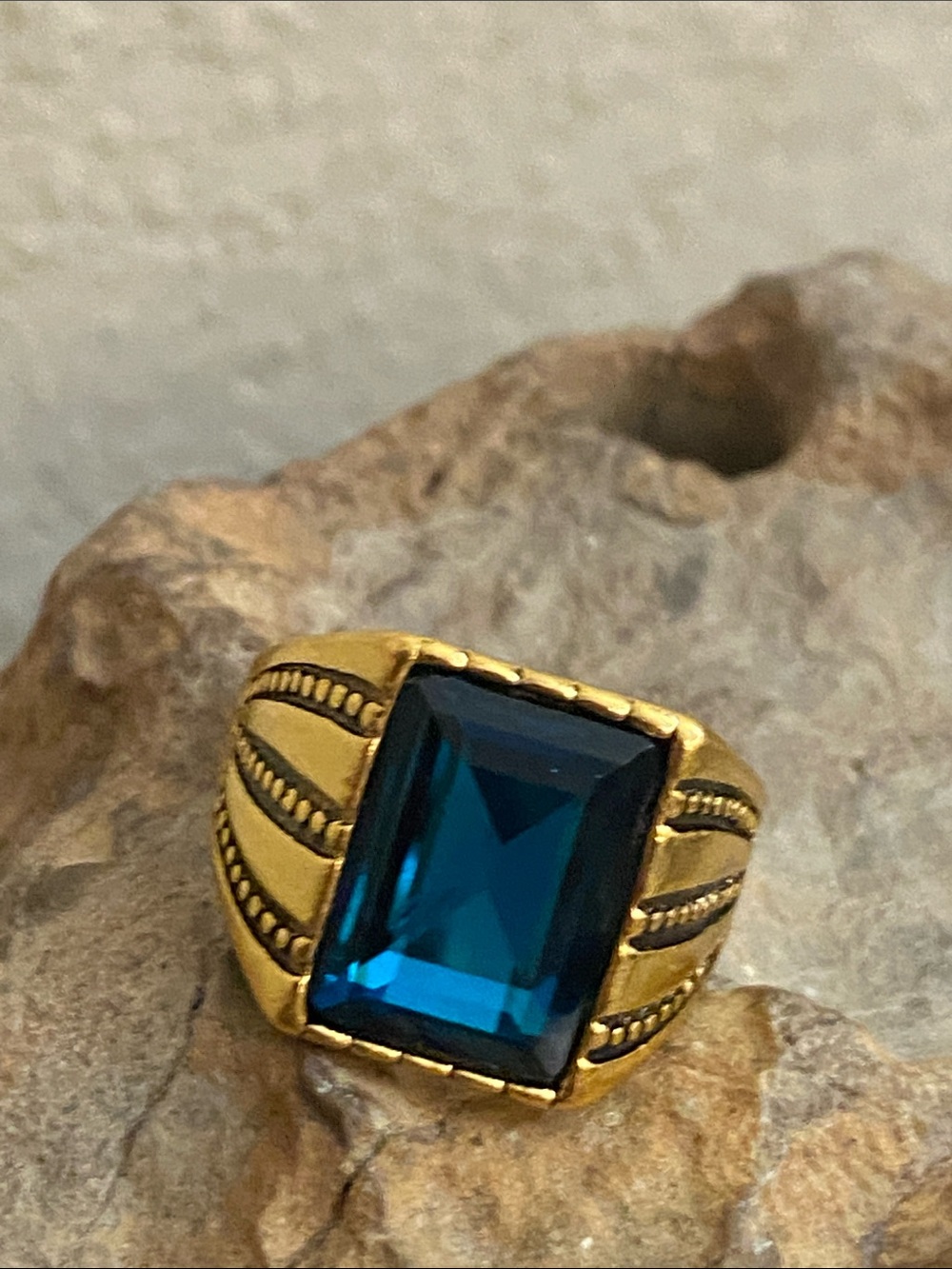 5/$10❤️❤️❤️NEW Gold-Tone Large Teal Faceted Acrylic Cabochon Ring
